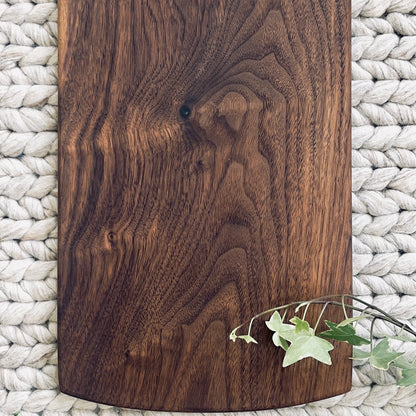 LARGE WALNUT CUTTING BOARD WITH HANDLE