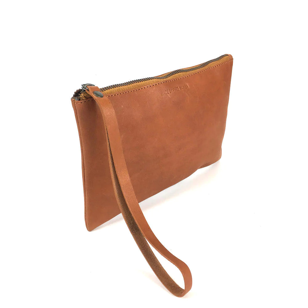 CAMEL LEATHER ZIPPER CLUTCH